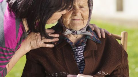 Cuando los padres envejecen, cambian los roles y los hijos cuidan de ellos.