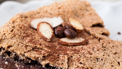 Pastel de café y chocolate amargo.