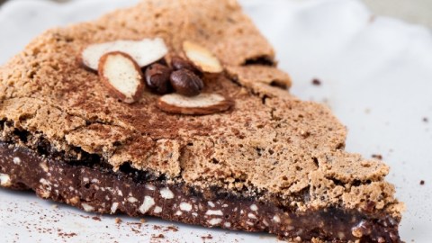Pastel de café y chocolate amargo.