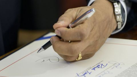 La firma de la orden ejecutiva de Obama protegería hasta cinco millones de indocumentados.