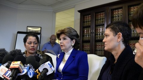 La abogada Gloria Allred (centro) en compañía de tres presuntas víctimas.