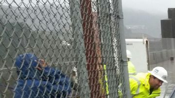 El auto quedó estancado sobre la acera al costado del puente Golden Gate en San Francisco.