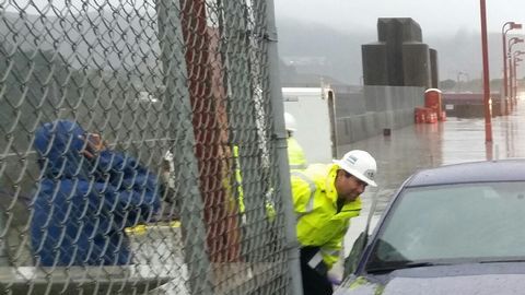 El auto quedó estancado sobre la acera al costado del puente Golden Gate en San Francisco.