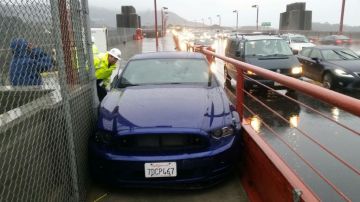 El auto quedó estancado sobre la acera al costado del puente Golden Gate en San Francisco.