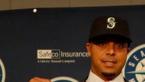 El toletero dominicano Nelson Cruz muestra la franela que utilizará con los Marineros de Seattle  por las próximas cuatro temporadas.