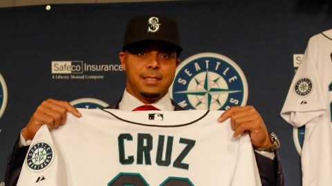 El toletero dominicano Nelson Cruz muestra la franela que utilizará con los Marineros de Seattle  por las próximas cuatro temporadas.