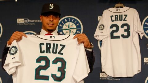 El toletero dominicano Nelson Cruz muestra la franela que utilizará con los Marineros de Seattle por las próximas cuatro temporadas.