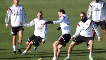 Cristiano Ronaldo, Pepe, Gareth Bale, Karim Benzema  y Raphael Varane durante la práctica del Real Madrid.