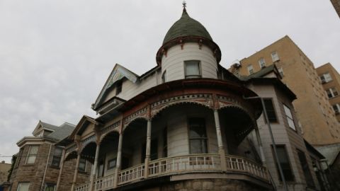 El grupo mayoritario hispano en Kingsbride   es el dominicano.