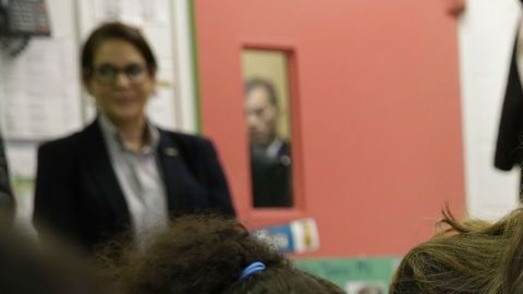 La duquesa de Cambridge conversó con algunos estudiantes.