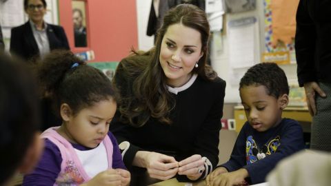 La duquesa de Cambridge conversó con algunos estudiantes.