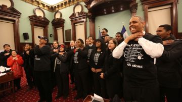 Los concejales vistieron camisetas negras con la frase “I can't breathe” escrita 11 veces.
