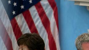 El Alcalde (centro) junto a la consejera del presidente Obama, Valerie Jarrett, y el secretario de Seguridad Nacional, Jeh Johnson, durante la reunión en Gracie Manison.