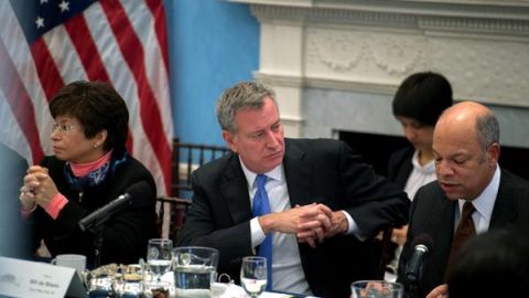El Alcalde (centro) junto a la consejera del presidente Obama, Valerie Jarrett, y el secretario de Seguridad Nacional, Jeh Johnson, durante la reunión en Gracie Manison.