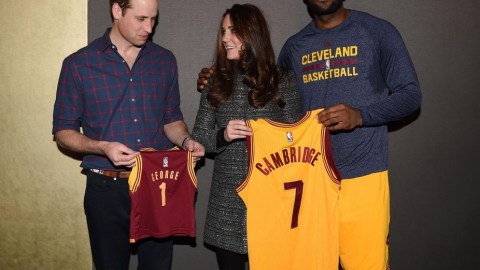 Lebron se presentó con ropa informal, sin haberse duchado, y abrazó a la duquesa.
