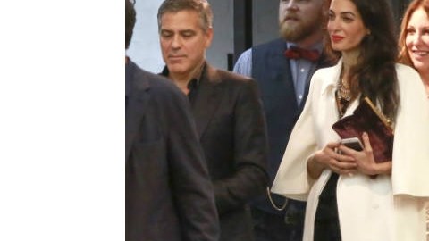 Amal se puso las manos sobre la barriguita como si esperará un bebé.