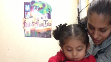 Esmeralda Cabrera y su hija, Leslee Villanueva, se beneficiarán de la asistencia del LAUSD.