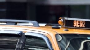 Denuncian que los taxis evitan a los pasajeros de color