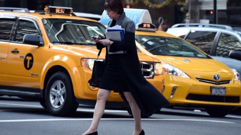 Denuncian que los taxis evitan a los pasajeros de color