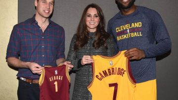 El príncipe William y su esposa Kate posan junto a la estrella de la NBA LeBron James.