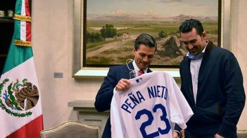 En la cuenta de Twitter de los Dodgers aparece la imagen donde González presenta la camiseta a Peña Nieto.