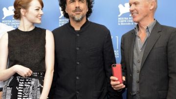 Emma Stone (i) y Michael Keaton (d) posan con el director Alejandro González Iñárritu (c).