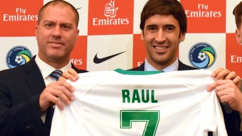 Raúl presume la camiseta que usará con el Cosmos de Nueva York en el torneo Primavera 2015.