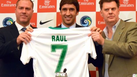 Raúl presume la camiseta que usará con el Cosmos de Nueva York en el torneo Primavera 2015.