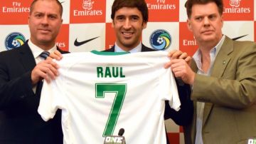 Raúl presume la camiseta que usará con el Cosmos de Nueva York en el torneo Primavera 2015.