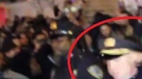 Instante del puñetazo al policía durante la manifestación en el ferry de Staten Island.