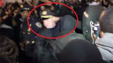 Instante del puñetazo al policía durante la manifestación en el ferry de Staten Island.