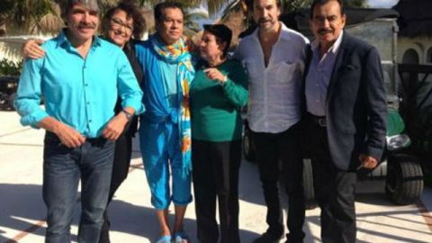 Joan Sebastian, Marco Antonio Solís, Diego Verdaguer y Amanda Miguel junto a Juan Gabriel.