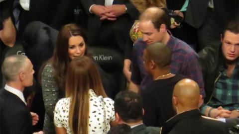 Jay Z y Beyoncé saludaron a la pareja real en el partido de los Cleveland Cavaliers y los Brooklyn Nets.
