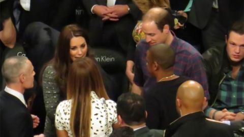 Jay Z y Beyoncé saludaron a la pareja real en el partido de los Cleveland Cavaliers y los Brooklyn Nets.