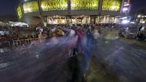Miles de pregrinos llegan a la Basilica de Guadalupe en Ciudad México, el 11 de diciembre de 2014.