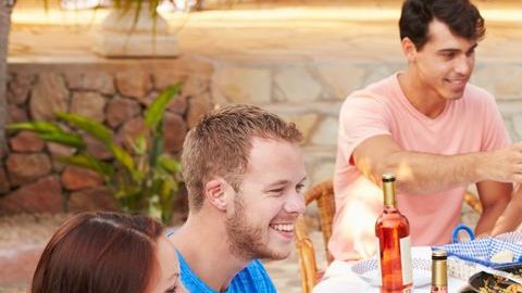 Antes de introducir a tu pareja, explícale las costumbres de las familias latinas, para que no lo sorprendan.