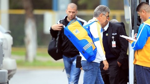 'Tuca' Ferretti   y sus Tigres dejan la concentración para subir el autobús que los llevaría al aeropuerto.