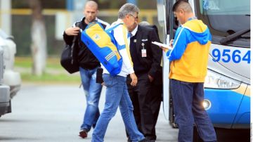 'Tuca' Ferretti   y sus Tigres dejan la concentración para subir el autobús que los llevaría al aeropuerto.