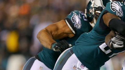Dez Bryant, de los Cowboys, intenta zafarse de Malcolm Jenkins, de los Eagles.