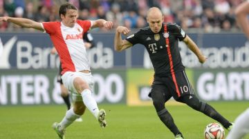 Arjen Robben, del Bayer Múnich (der), encara la presión del jugador del  Augsburgo,  Markus Feulner.