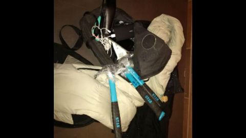 Dos martillos y una máscara negra fueron confiscados por las autoridades