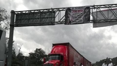 Bloquearon las vías utilizando autobuses, camiones de carga y camionetas