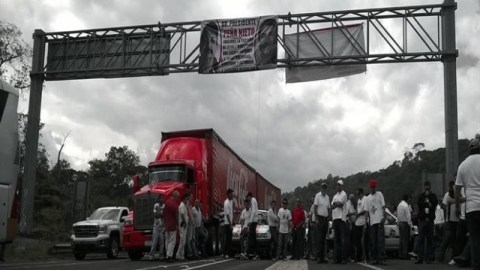 Bloquearon las vías utilizando autobuses, camiones de carga y camionetas
