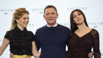 Monica Bellucci (der.), Daniel Craig y Lea Seydoux (izq.), estrellas de 'Spectre', cuyo guión ha sido 'hackeado'.