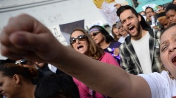 Las protestas por el aumento del salario mínimo se extendieron a toda la nación.