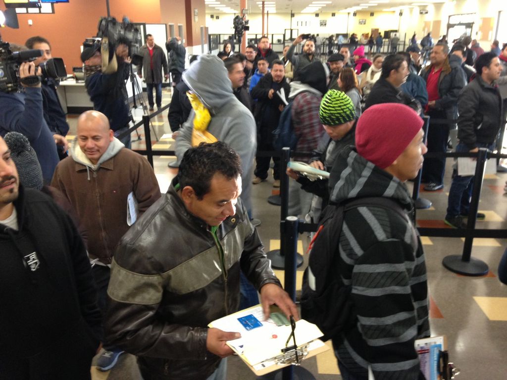 Oficinas de DMV se encuentran repletas de personas que aplicarán para las licencias de manejo.