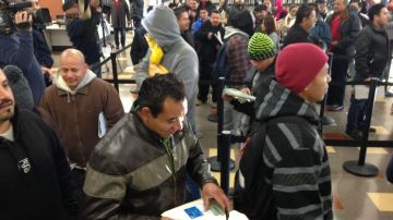 Oficinas de DMV se encuentran repletas de personas que aplicarán para las licencias de manejo.
