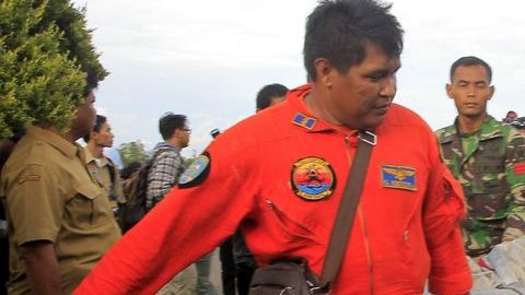 Las autoridades de Indonesia siguen en la búsqueda de las cajas negras.