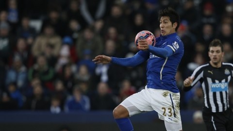Leonardo Ulloa, del Leicester City, controla el balón en el juego de ayer  de la FA Cup ante el  Newcastle.