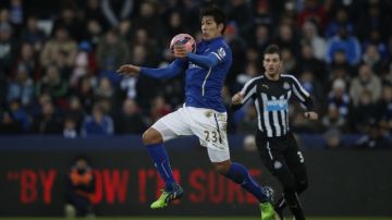 Leonardo Ulloa, del Leicester City, controla el balón en el juego de ayer  de la FA Cup ante el  Newcastle.